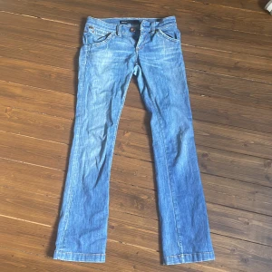 Miss sixty jeans - Lågmidjade miss sixty bootcut jeans. Super fina och använda ganska mycket. Säljer då dem är väldigt korta på mig nu tyvärr. (Jag är 174 cm för referens)💕 pris kan diskuteras.