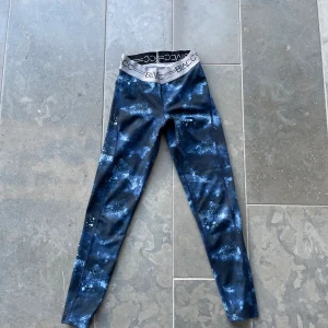 BLACC Träningstights - Sköna och behöva Träningstights i galaxy mönster. Bra skick.