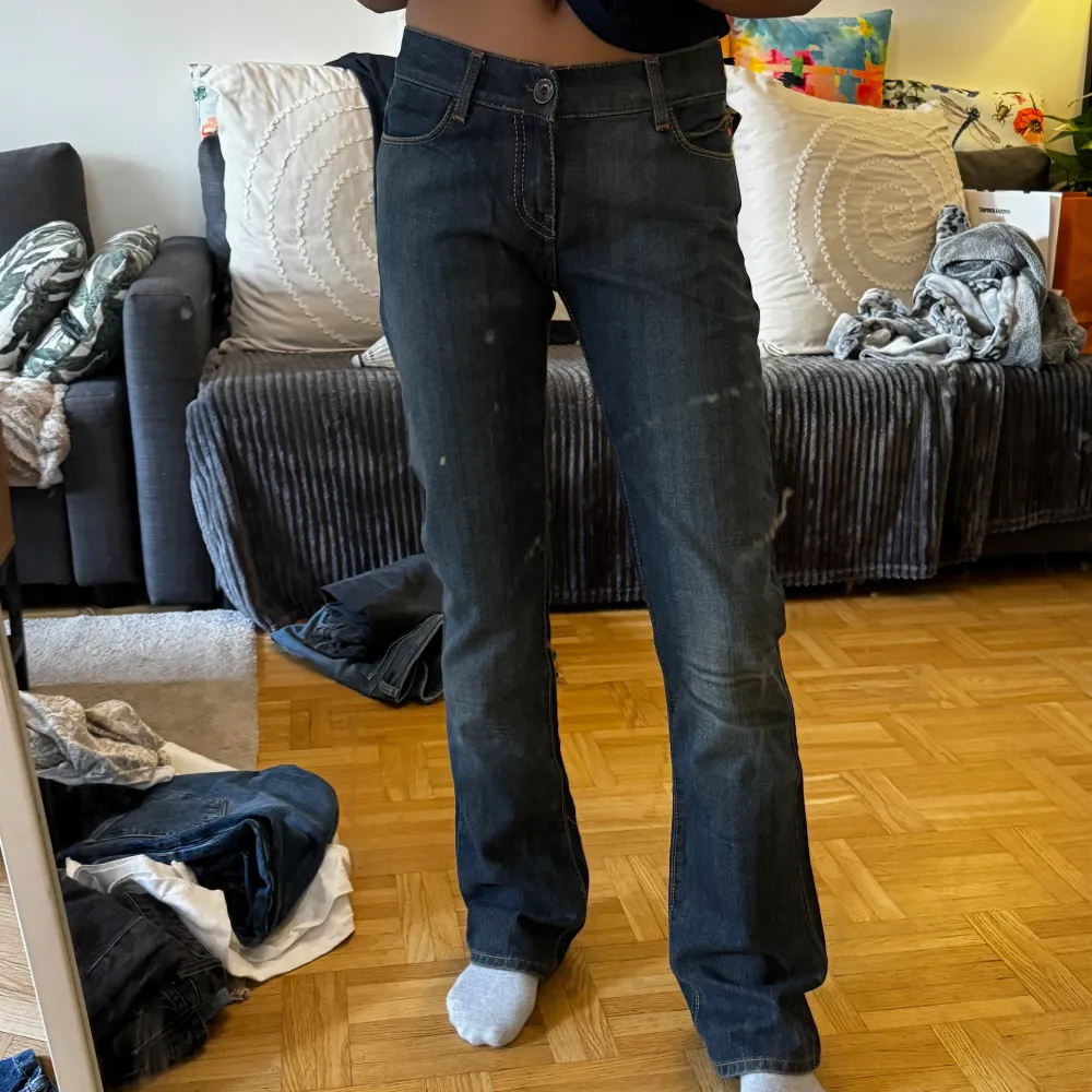 Mörkblå lågmidjade jeans . Jeans & Byxor.