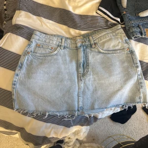 Kjol Gina tricot  - Fin jeans kjol,  Fick den av mamma, så den är förstor! Stl 36  Dessa är de bilderna som finns. 