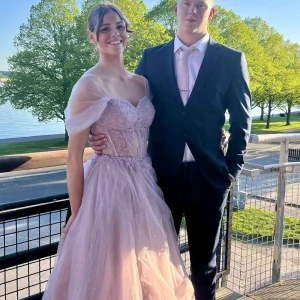 Balklänning  - Supervacker balklänning!!!! Färg: Mauve Köpt för: 8500kr Säljer för: 5500kr