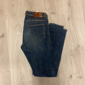 Tiger of Sweden jeans - Tiger of Sweden Jeans NYSKICK Väldigt snygga Tiger of Sweden jeans! ! Byxan är inte i modellens storlek! Byxan är i nyskick och sitter fint med en väldigt snygg tvätt. Modellen är evolve och storleken är W32/L34. Kontakta vid fler frågor 
