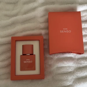 Caia parfym  - Senso EAU parfym från Caia, använt kanske 5 sprut så nästan full. Nypris 595 mitt pris 300