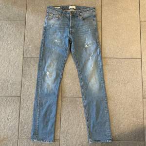 Strl-W29 L32, fräscha jeans i ett mycket gott skick, med fina slitningar, hör av er vid frågor samt övriga funderingar 