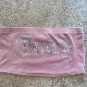 Juicy Couture tubtopp  - Köpt för 550 för ca 2 år sen, men väldigt sparsamt använd och i gott skick. I storlek M men passar även S. Perfekt nu till sommaren!  
