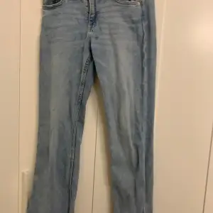 Säljer dessa låga flare jeans från gina young. Säljer pga att den ibte kommer till användning. har en liten fläck. Super snygga!!