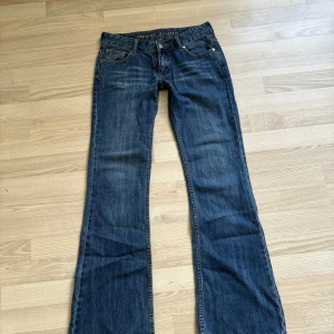 Lågmidjade jeans  - Jag säljer du dessa jeans som inte passar mig. De är i bra skick. Storlekslappen är bortklippt men jag skulle gissa typ stl w26-27. Mått: midjan - 79cm, innerben - 83cm 🤩 skriv gärna vid frågor eller funderingar 💖💖