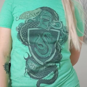 Slytherin Harry Potter T-shirt  - Grön T-shirt med Slytherin crest som motiv. Använd sparsamt. 