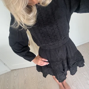 Hålbroderad klänning - Såå fin hålbroderad klänning från zara med prislappen kvar❤️ jag är 175