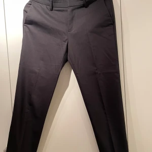 Snyggbyxa  - Lite kortare ben, rak modell, finbyxor som passar lika bra till vardags. 