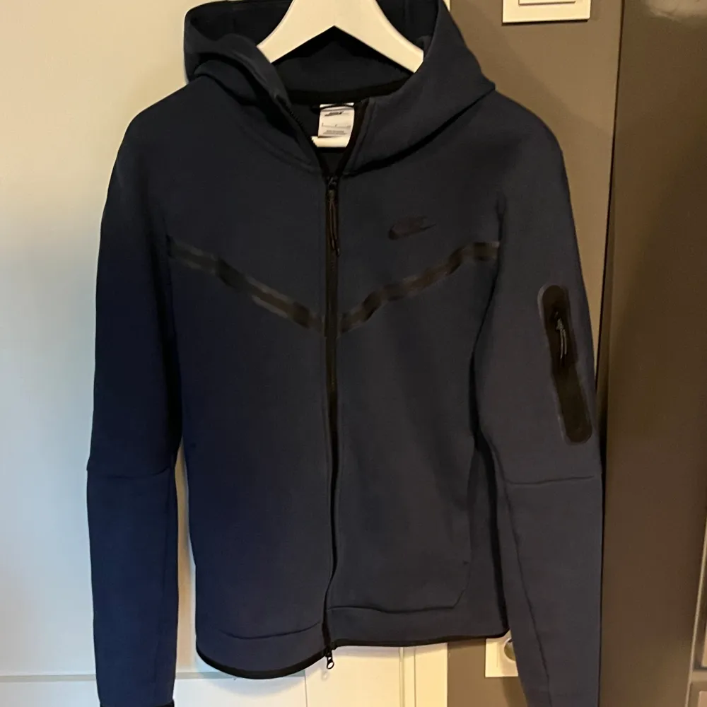 En mörkblå Nike tech fleece i storlek s.  Varan är väl omhändertagen och i väldigt bra skick.  Tveka inte på att höra av er för fler frågor eller funderingar! . Hoodies.