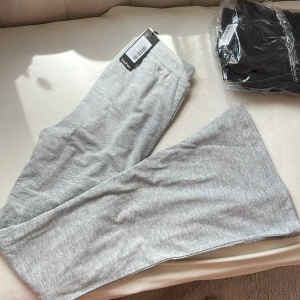 Två par leggings HELT NYA  - Säljer dessa två par leggings, i svart och ljusgrå ned flare nertill. Jätte snygga men tyvärr köpt i fel storlek! Båda i strl: 38. Med lappen på! 2 för 200kr , pris kan diskuteras.