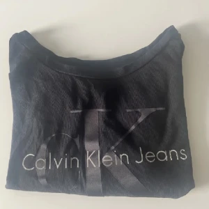 Calvin Klein tshirt - Avklippt/croppad calvin Klein tshirt💘