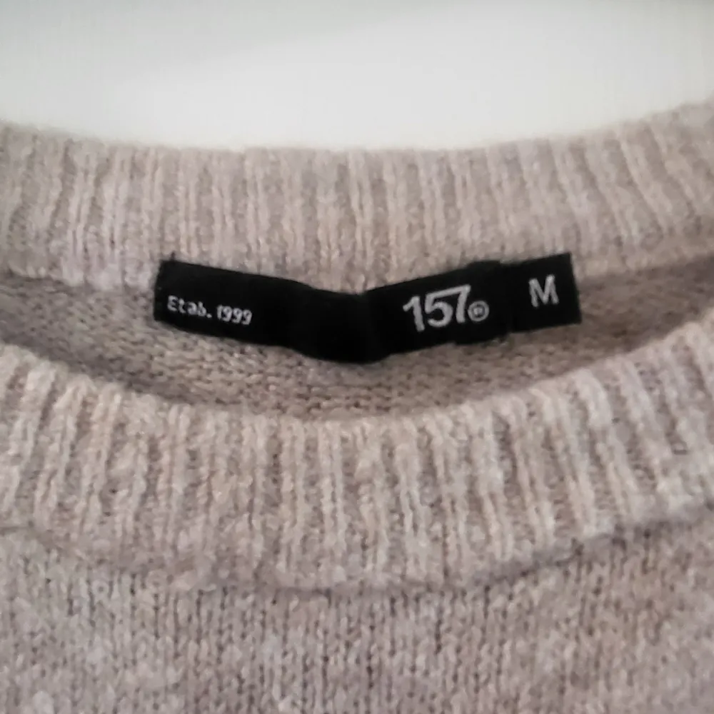 Populär tröja från Lager 157. Står M på lappen men den har krympt i tvätten så det är en s/xs. Bra skick! Inga defekter💞  Hör gärna va er om ni har några frågor💗. Stickat.