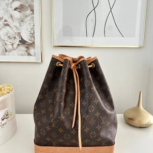 Louis Vuitton Noé Monogram - Nu är det dags för mig att sälja min älskade Louis Vuitton Noé Monogram väska! Den är mycket sparsamt använd och i otroligt bra skick. 🌟   Kvitto, dust bag och originalbox ingår. En perfekt chans att äga en lyxväska i toppskick!  Ny pris: 21,100 kr
