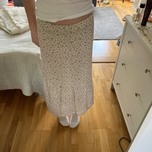 Långkljol med blommor - Super fin beige långkjol med små blommor ifrån h&m! Säljs då den är lite kort för mig❤️