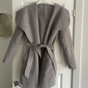 Kappa - Grå kappa med knytning använd endast en månad är i väldigt bra skick storlek xs/s