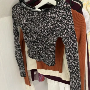 Gullig tröja - Älskar och ser så fin ut! Inga defekter. För fler bilder kan du kontakta mig. Kan sänka priset om det är en snabb affär. Är 164cm lång.