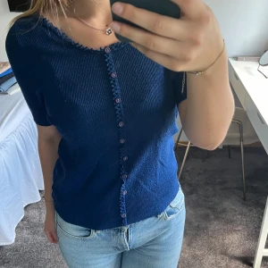 Blå stickad tröja - Super fin stickad tröja med korta armar. Som tyvärr inte kommer till användning längre🫶