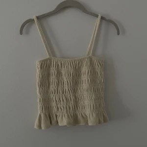 Topp  - En topp från hm som inte kommer till användning. Passar till alla tillfällen. Skön! 🌞
