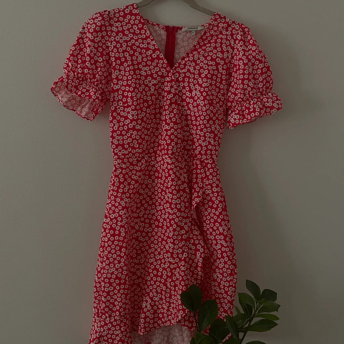 Rödblommig klänning