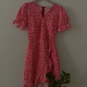 Rödblommig klänning - Så söt klänning som passar till alla tillfällen🩷 säljer pga för liten för mig.