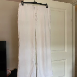 Lågmidjade linnebyxor - Lågmidjade linnebyxor köpta på HM, utsålda nästan överallt! Väldigt sparsamt använda! 