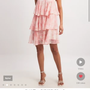 Volangklänning  - Volangklänning från Nakd som är slutsåld! Ny, aldrig använd Storlek 36