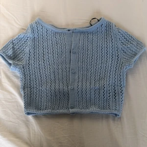 Blå cardigan - Köpte denna förra sommarn men jag använder sen inte så mycket längre så därför säljer jag den!