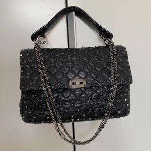 Valentino väska - Valentino Garavani rockstud spike, limited edition. Nypris 35 000 kr. Storlek large, lite större än den ”vanliga”, mer praktisk och mkt coolare!! Enligt mig den absolut snyggaste versionen som finns av denna väska🖤Hör av dig vid ev frågor!