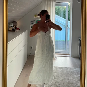 Halterneck klänning  - Otroligt fin vit klänning med knytning i nacken dvs halterneck. Tyvärr lite liten i bysten för mig så därav att jag säljer.