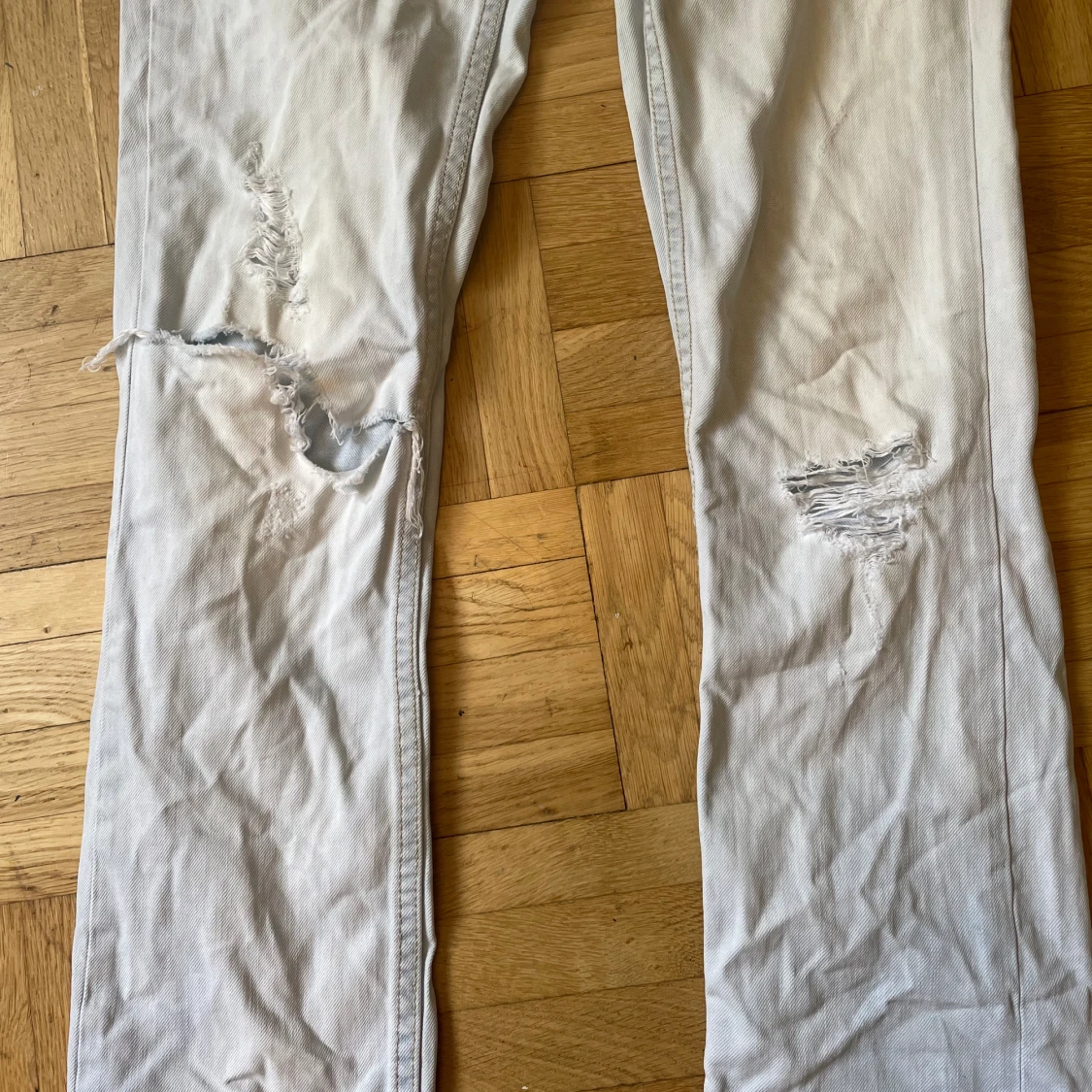 Ljusa jeans med hål - 91