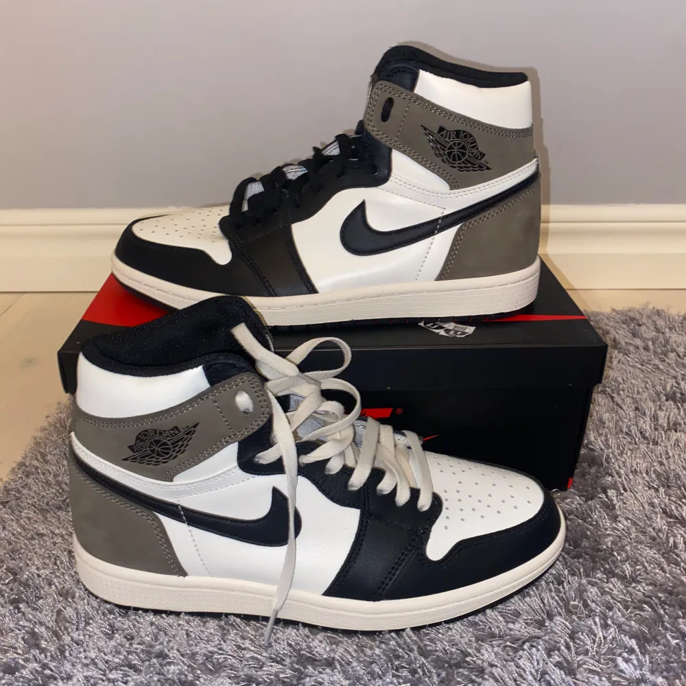 Säljer min killes as snygga äkta oanvända air jordan 1 skor då dom inte kommer till användning. Kommer med original låda och original skosnören i både svart och vitt. Köpte helt nya för 6000 kr, om du är intresserad skriv om du vill ha flera bilder.. Skor.