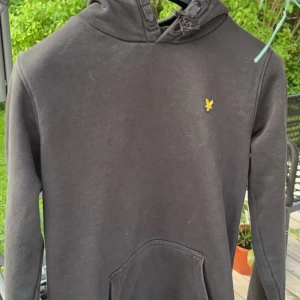 Svart Lyle And Scott hoodie - Svart lyle and scott hoodie jag har växt ur - bra skick, kontakta om du undrar något👍🏻‼️‼️ 