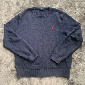 Ralph Lauren stickad  - Säljer en stickad Ralph Lauren tröja i storlek m. Perfekt för sommar kvällar och är i bra skick! Priset är förhandlingsbart