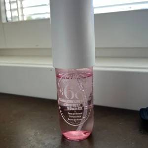 Sol De Janeiro 68 - 90ml flaska, men har använt lite från den som ni själva kan se. 