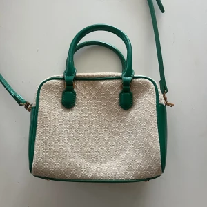 Söt väska - Säljer min jättefina väska från zara då den inte längre kommer till användning. Väskan har avtagbara band och går att ha som både axelremsväska samr handväska. Använd endast ett fåtal gånger!💕