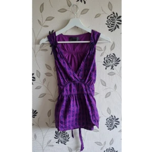 Lila topp från Nümph, Strl: 34/XS, band i midjan, ugglor, owl, retro, sommar - Lila topp från Nümph, Strl: 34/XS, band i midjan, ugglor, owl, retro, sommar. OBS! Jag kan inte skicka något vecka 26.