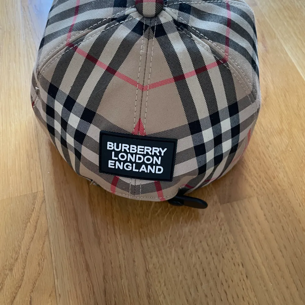 Säjer nu min burberry keps. Är i mycket bra skick. Har änvänds bara nån gång. Är för stor för mig så säljer den. . Accessoarer.