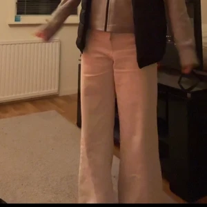 Jenss - Vita vida jeans från Gina Tricot. Köpte för ett par år sedan, passar tyvärr inte nu. Säljs inte längre i butik.  Nypris: 499kr