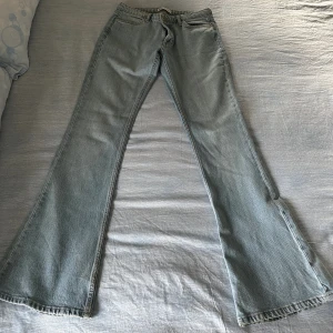Ljusblå jeans  - Har använts jeansen två gånger. Midjemått: 81 cm Storlek 38 ( normal storlek)