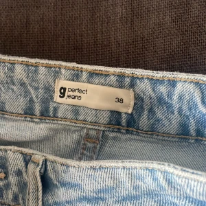 Jeans  - Jeans från Gina. Älskar detaljen längst ner. Inga defekter. Skriv privat för mer bilder.