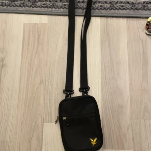 Lyle and scott väska - En liten lyle and scott väska 10/10 skick❤️💯😎 Tar byten o möts i Tullinge 