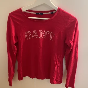 GANT TRÖJA - Hej jag säljer denna gant tröjan i storlek XS då den är för liten använd några ggr