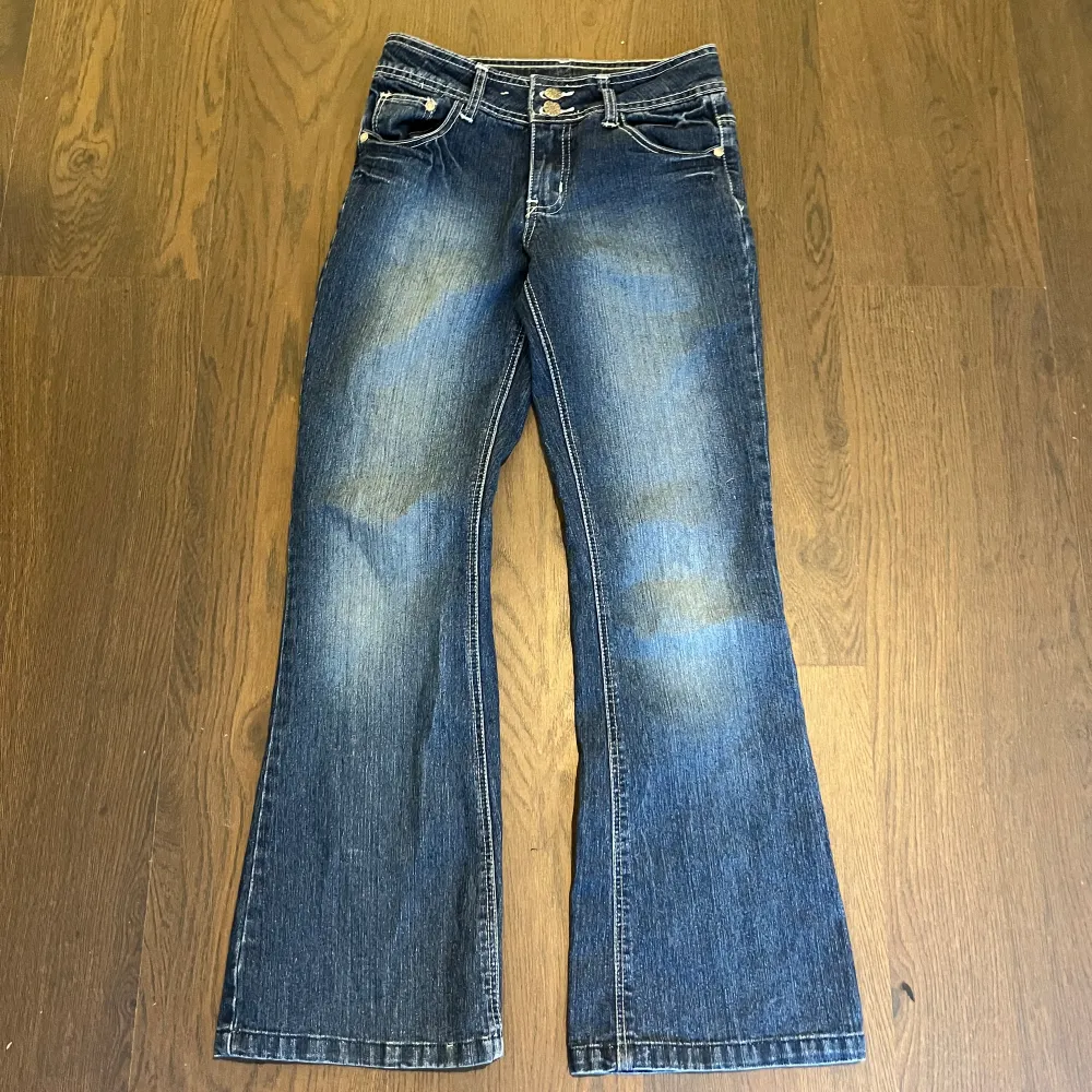 Low waist flared jeans med snygga fickor. Köpte dom på vinted så vet ej vart dom är ifrån, de var ett litet hål se bild men jag har sytt igen det själv annars i bra skick Midja 36cm längd 91cm. Jeans & Byxor.
