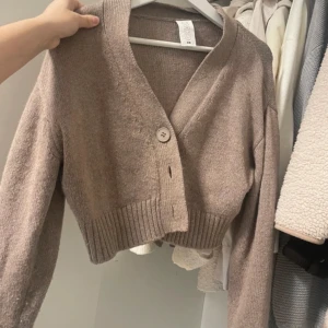 Stickad Carin Wester kofta  - Gullig stickad kofta från Carin Wester. Frakt:65kr💞 tryck inte på köp nu 