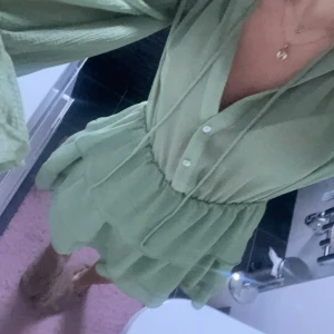 Zara klännimg - Säljer min zara klännig som inte säljs längre då den är för liten. Fint skick knappt använd. Kan gå ner i pris vid snabb affär 💕