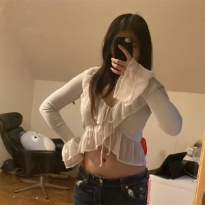 Kofta - Älskar och ser så fin ut! Inga defekter. För fler bilder kan du kontakta mig. Kan sänka priset om det är en snabb affär. Är 164cm lång.