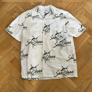 Sommarskjorta  - Det här är en snygg och skön sommarskjorta som aldrig använts!🔥Det står M på den, men jag skulle snarare säga att den är L.