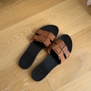 & Other Stories bruna sandaler  - Säljer dessa i storlek 39. Nypris ca 990.